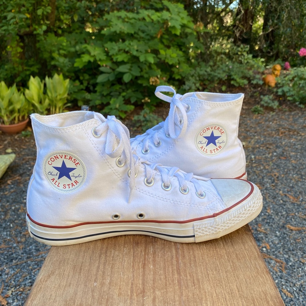 White chuck Taylor high top converse size 9. Good condition, barely worn.